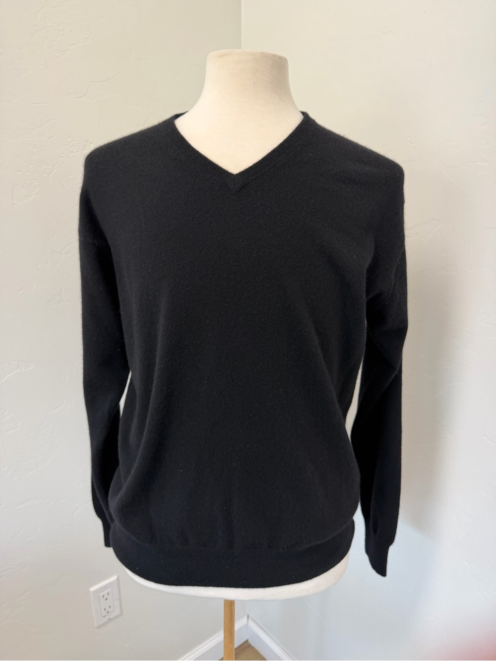 Alan Paine 100% Cashmere Men's Black V-Neck Pullover Sweater Size L